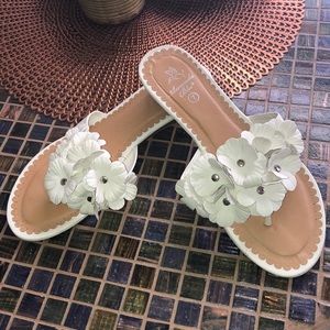 White leather, detailed, fun flip flops: Size 7